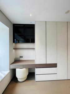 Muebles de dormitorio de diseño moderno Armario de madera portátil y ajustable con puerta de madera maciza para uso doméstico - Product Image 3