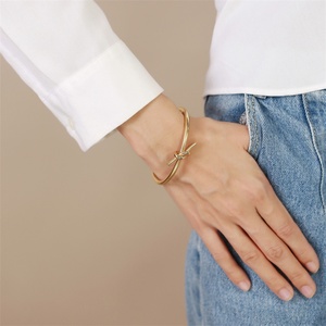 กำไลข้อมือสแตนเลสชุบทองกันน้ำ ดีไซน์แบบเปิด สำหรับผู้หญิง ขายดี - Product Image 2