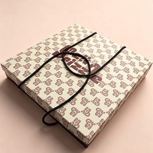 Boîte cadeau en <span class=keywords><strong>chocolat</strong></span> avec monogramme découpé |   Beige & Marron Luxe pour offrir en cadeau et pour usage personnel - Product Image 1