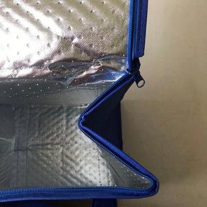 Sac isotherme à soufflets de style boîte avec fermeture éclair supérieure, logo sérigraphié, résistant à l'eau, en matériau PP - Product Image 3