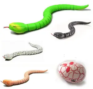 Aprile fool's Day telecomando sonagli per tutta la persona giocattolo Cobra simulazione animale spaventoso giocattolo a infrarossi serpente