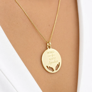 Collier rond en acier inoxydable plaqué or 18 carats avec gravure personnalisée d'une citation biblique, mains en prière, bijoux religieux chrétiens - Product Image 2