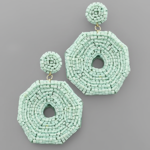 Pendientes brillantes bordados a mano con detalles de cuentas - Product Image 1