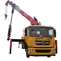 Camion-grue de 8 tonnes avec accessoire de forage par tarière et télécommande pour la construction de poteaux électriques