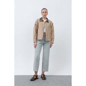 Chaqueta Corta con Detalles Decorativos para Mujer Soul - Chaqueta Corta Color Camel con Diseño Moderno para un Estilo Casual y Elegante - Product Image 1