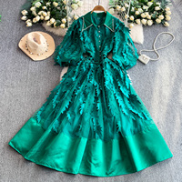 Robe de soirée élégante pour femme, coupe trapèze, col, appliqués en maille, taille ajourée, manches mi-longues