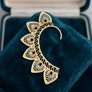 ExpoQuality Estilo bohemio Metal Latón Hoja Ear Cuffs Venta al por mayor Moonstone Ear Cuffs en color dorado - Product Image 1