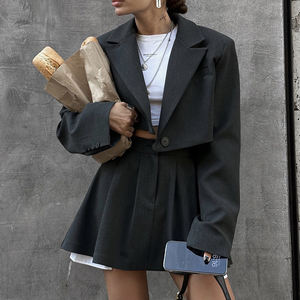 Ensemble tailleur à épaules structuré <span class=keywords><strong>pour</strong></span> femmes Y2K Revival Blazer court à revers large personnalisé et mini jupe Ensemble de streetwear coordonné <span class=keywords><strong>pour</strong></span> le bureau - Product Image 2