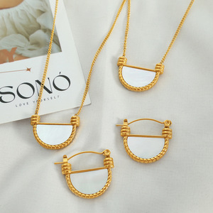 ชุดต่างหูและสร้อยคอรูปทรงเรขาคณิตประดับเปลือกหอยสีขาวสำหรับผู้หญิงใส่ได้ทุกวัน - Product Image 1