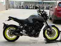 Moto sportive à essence Yamaha MT-09 d'occasion, haute performance, 900 cm³, moteur refroidi par eau, adaptée à la conduite à grande vitesse