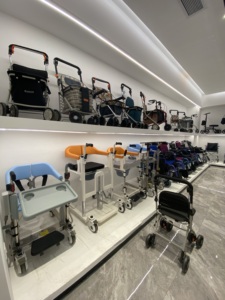 Fauteuil roulant manuel le plus léger et sûr pour l'avion 24 lb <span class=keywords><strong>avec</strong></span> siège réglable et design pliable - Product Image 5