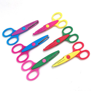 Manualidades creativas y seguras para cortar papel para niños, divertidas tijeras de encaje, tarjetas con patrones de álbumes de fotos de dibujos animados para estudiantes. - Product Image 2