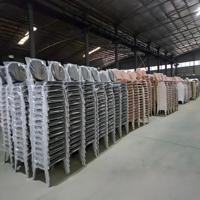 Chaise de banquet empilable robuste en fer doré avec dossier couronné et poignée, idéale pour hôtels, parcs, conférences et réunions