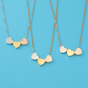 Collar con colgante de Tres corazones de acero inoxidable sin decoloración a la moda, collar impermeable con abalorio de corazón chapado en oro de 18 quilates para hermana amiga - Product Image 4