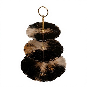 Soporte de Pastel de Resina de Tres Niveles, Forma Irregular, Negro con Detalles en Blanco y Dorado, Apto para Lavavajillas, Reutilizable, HASAN CRAFT HC-0001 - Product Image 1