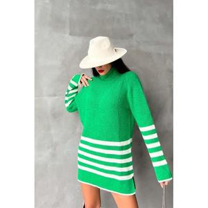 Robe pull oversize rayée Palgen, col roulé, coupe ample, en laine respirante, couleur contrastée verte, mode féminine - Product Image 2