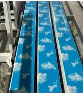 Panel de techo de PVC impermeable de alto brillo Diseño de azulejo de espejo colorido Hojas de plástico de gran precio para techos interiores