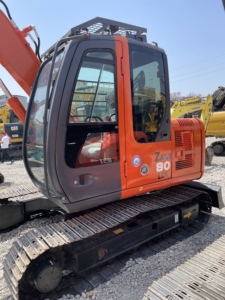 Excavatrices Hitachi ZX80 d'occasion de haute qualité, 8 tonnes, sur chenilles, importées du Japon, avec accessoire de pince, attache rapide et brise-roche - Product Image 4