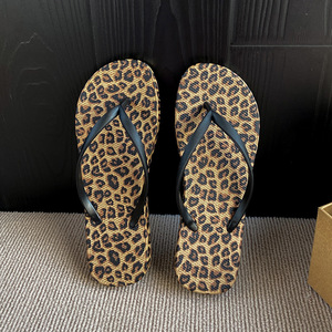 Novedad de verano para mujer, chanclas antideslizantes con estampado de leopardo de suela blanda, zapatos de playa, chanclas de flores rojas grandes transfronterizas con punta abierta - Product Image 2