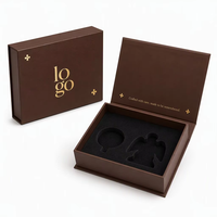 Emballage en carton texturé avec logo de design de luxe personnalisé, fermeture magnétique rigide, boîte cadeau pour bijoux avec estampage à chaud en feuille d'or