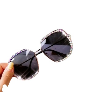 แว่นกันแดดทรงเหลี่ยมโลหะประดับเพชร รุ่นวินเทจ ปี 2025 รับทำโลโก้ตามสั่ง ป้องกันรังสียูวี 400 สำหรับผู้หญิง - Product Image 5