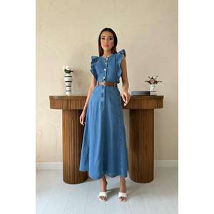 Robe en jean bleu décontractée d'été en gros, coupe chemise simple, volants, boutons décoratifs sur le devant, délavage clair, options mi-longue et longue - Product Image 5