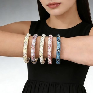 Pulsera de aleación apilable con diseño de trébol de cuatro hojas y flor de cinco hojas, estilo palaciego vintage, con efecto de goteo de aceite y acabado dulce y brillante, para mujer - Product Image 4