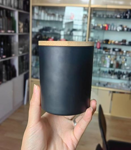 Frasco de Vidrio Negro Esmerilado de 7oz para Velas Navideñas con Tapa y Logotipo Personalizado - Ecológico y Reutilizable - Product Image 4