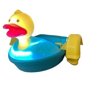 Barca a Remi in Plastica Colorata con Luci per Bambini, Attrezzatura da Piscina - Product Image 1