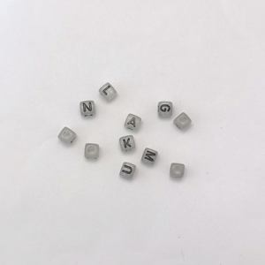 Perles de lettres acryliques brillantes noires de 5 mm pour bijoux - Product Image 3