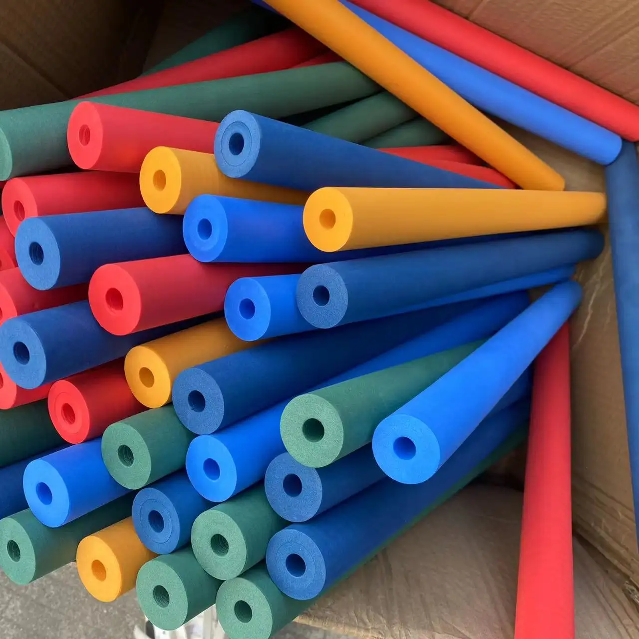 Usine personnalisé multicolore EVA mousse tige cylindre emballage rond mousse bâton matériel EPE solide mousse tube