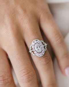 Bague de fiançailles vintage en diamant de laboratoire taille ovale avec halo, style alliance unique, plaqué rhodium, luxe - Product Image 6