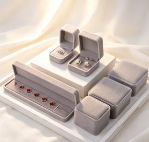 Coffret à bijoux haut de gamme fait main avec tissu en velours gris clair, base rigide, fermeture magnétique, boîte à bagues carrée - Product Image 5