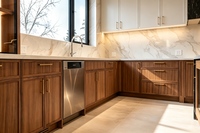 Cuisine moderne de luxe sur mesure avec placage bois et laque blanche, et îlot cascade en marbre pour la rénovation de la maison