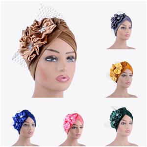 Femmes élégantes fleurs Turban <span class=keywords><strong>Bonnet</strong></span> musulman tête écharpe chapeaux fête chapeaux tête africaine cravate Nigeria femme haut chapeau mariage 50% - Product Image 1