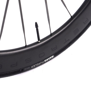 Rueda de Bicicleta de Carretera Cyctrac R18 de Carbono 700c con Control de Velocidad Inalámbrico de 13 Velocidades y Rendimiento Máximo - Product Image 3