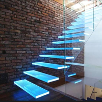 Escalier flottant moderne, escalier suspendu en verre, escalier à marches en verre, escalier intérieur en métal, design d'escalier
