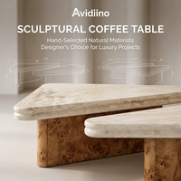 Table basse de luxe design, mobile et écologique, avec plateau en marbre travertin beige naturel et base en placage de bois, style moderne et minimaliste