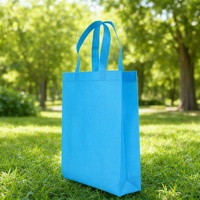 Sac shopping réutilisable en tissu non tissé de luxe, avec logo personnalisé imprimé et poignées en tissu, pour l'emballage des boutiques de vêtements.