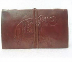 สมุดออร์แกไนเซอร์/แพลนเนอร์ปกหนังแข็งลายช้างนูนแบบวินเทจขายส่งพร้อมสายรัด - Product Image 1