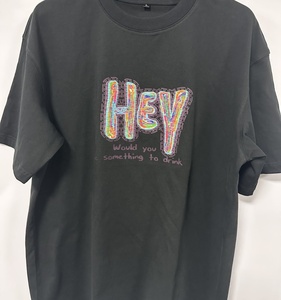 T-shirt noir vintage unisexe avec graphique coloré "HEY" & Slogan Print Casual Cotton Tee - Product Image 1