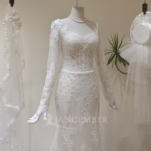 LY122 Robe de mariée sirène moderne et élégante, coupe ajustée, avec décolleté cœur, broderie florale en dentelle, appliques de cristaux, manches longues et traîne chapelle - Product Image 4