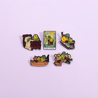 En gros Broches et badges de revers en métal émaillé, motifs grenouilles, crapauds, amoureux, couples, lecture, voyage, souvenirs moulés, décorations pour chapeaux et casquettes