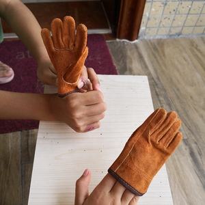 Guantes de llavero de cuero de vaca resistentes al calor con logotipo personalizado de marca para manos pequeñas - Product Image 2