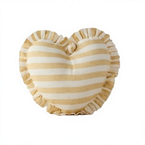 Coussin décoratif en coton rayé de luxe avec volants en forme de cœur, esthétique coquette, style shabby chic, pour la décoration du lit et du canapé - Product Image 2
