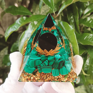 Pyramide en résine époxy avec galets de cristal, ornement de bureau, décoration d'aquarium, globe vert malachite noir, cadeau - Product Image 3