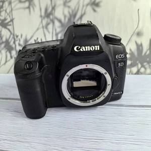 Appareil photo reflex numérique plein format <span class=keywords><strong>5D</strong></span> <span class=keywords><strong>Mark</strong></span> <span class=keywords><strong>II</strong></span> 21,10 Mpx avec vidéo 1080p à bas <span class=keywords><strong>prix</strong></span> - Product Image 1