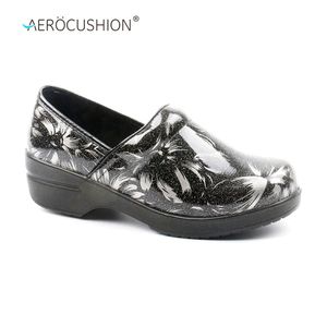 Sabots d'infirmière AEROCUSHION antidérapants, légers, tendance automne pour femmes avec design à enfiler - Product Image 1