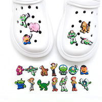 Nouvel Arrivage En Gros Breloques de Chaussures en PVC Souple Motif Dessin Animé Toy Story Buzz Woody Strawberry Bear Accessoires de Décoration Personnalisables DIY
