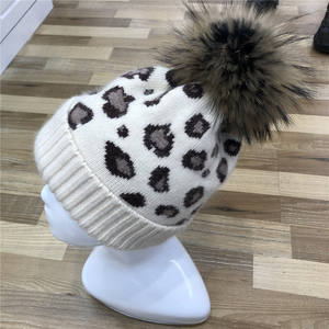 Bonnet en jacquard léopard avec pompon en <span class=keywords><strong>fourrure</strong></span> véritable personnalisé pour femmes Bonnet d'hiver chaud en poils de lapin à bord côtelé - Product Image 3
